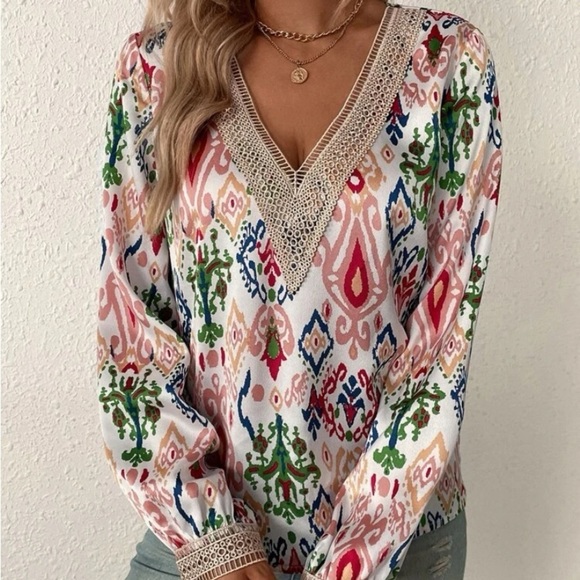 New v neck all over print top - Picture 2 of 8
